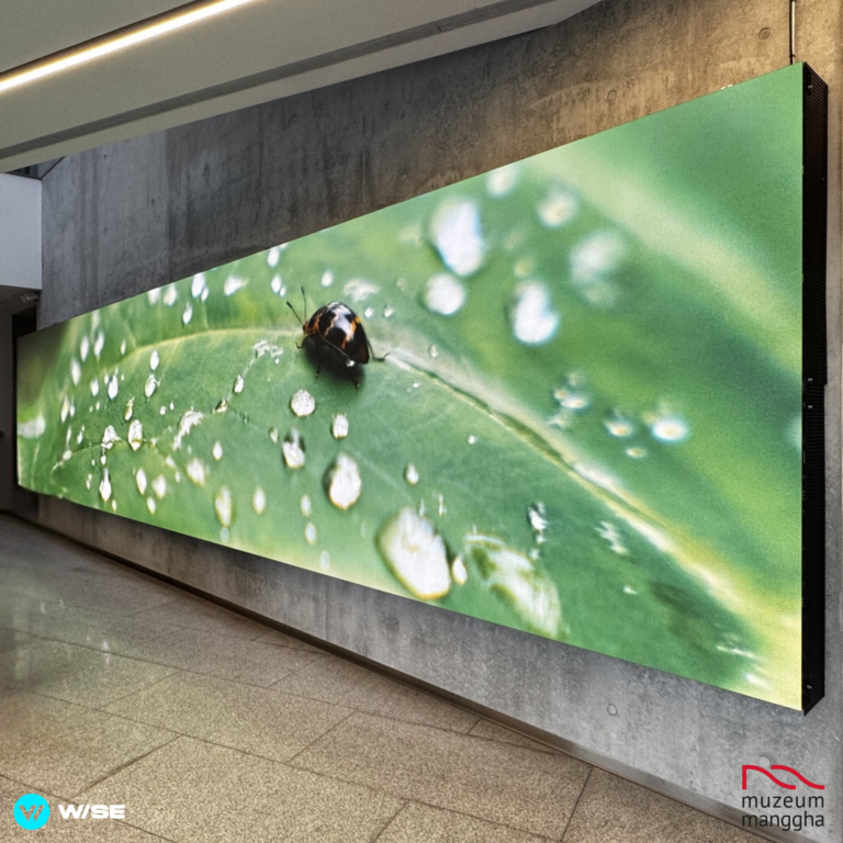 W ramach realizacji projektu zainstalowano: 🔹 Ekran LED Hisense o szerokości 9 m i rozdzielczości ponad 4K (5120×1080, PixelPitch 1.875) 🔹 System zarządzania multimediami oparty na technologii BlackMagic 🔹 Zaawansowane oświetlenie sceniczne